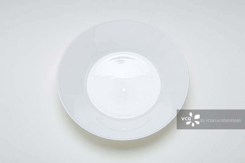 白色背景上的空白碗图片素材
