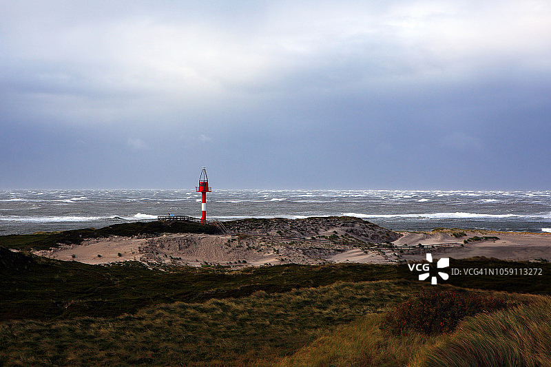 在北海海岸线的沙丘上有一座灯塔图片素材