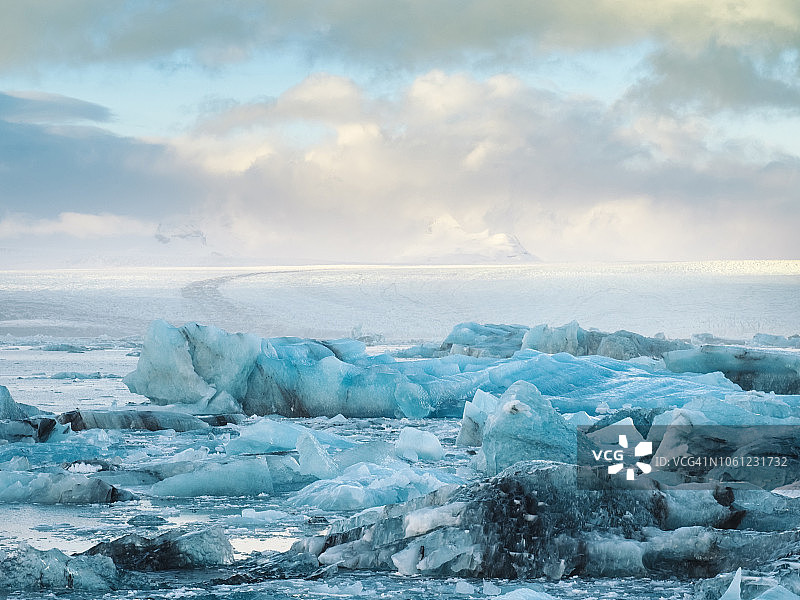 冰岛南部冰川泻湖上的冰块图片素材