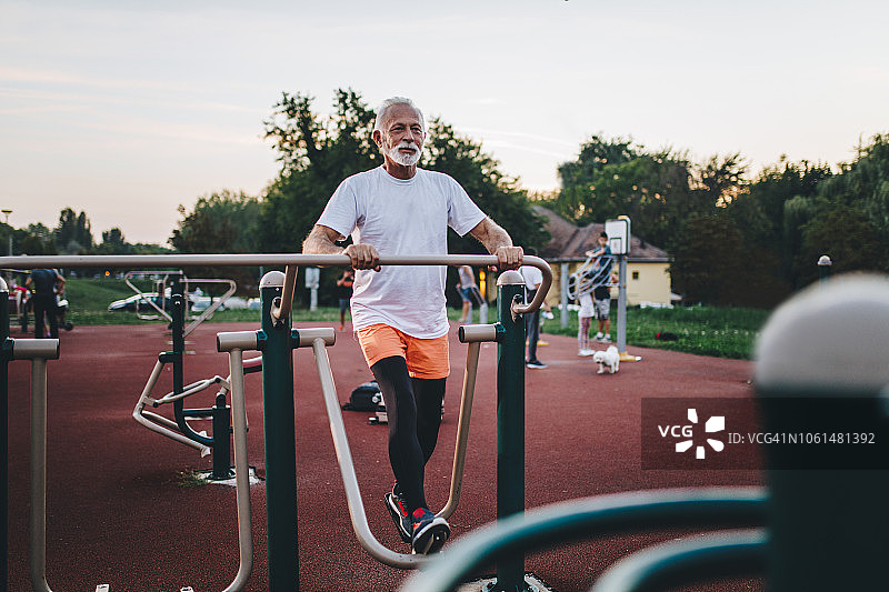 健康的老年人在户外健身馆锻炼图片素材