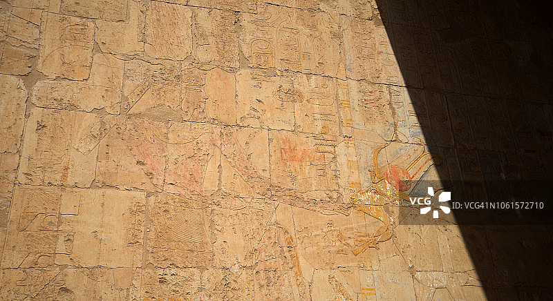 埃及Deir el-Bahri卢克索山谷哈特谢普苏特神庙的神与女神石雕图片素材