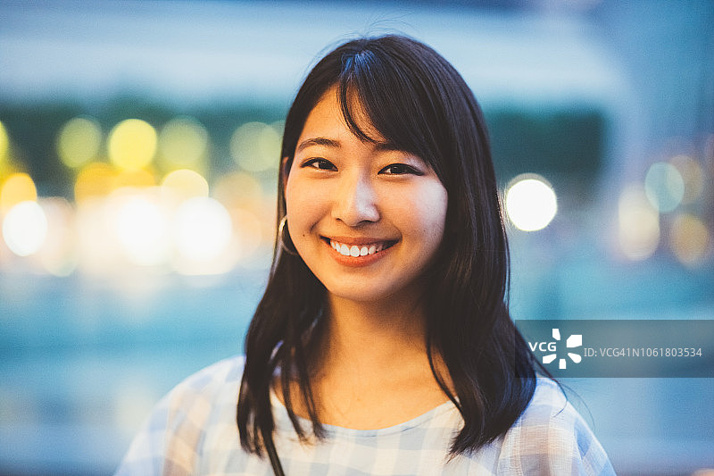 微笑的日本女人看着相机图片素材