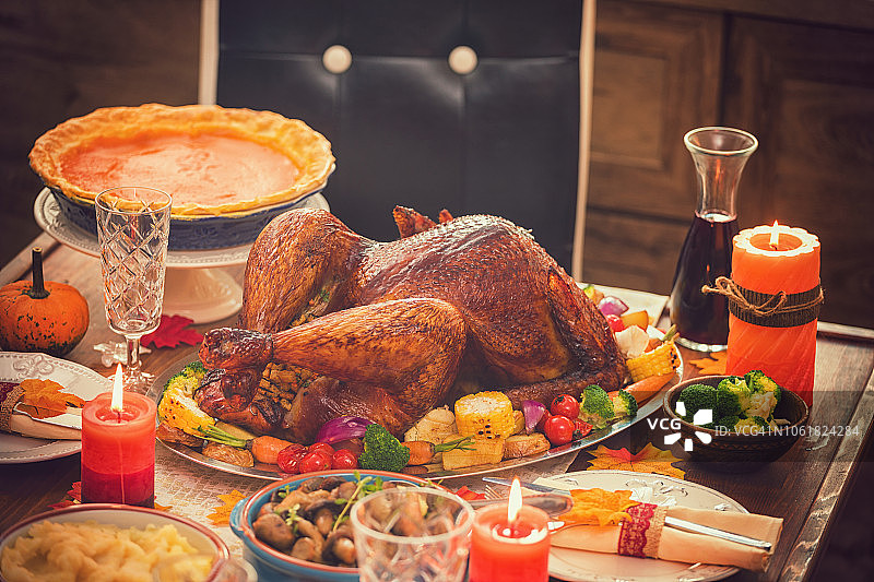 感恩节的传统填料火鸡配菜图片素材
