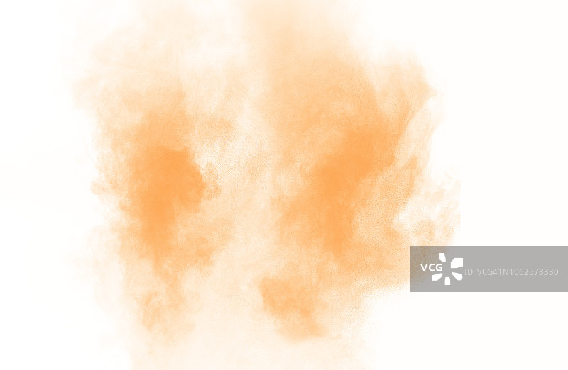整个框架的形式和纹理的爆炸，颜色橙色的粉末和烟雾在白色的背景。图片素材