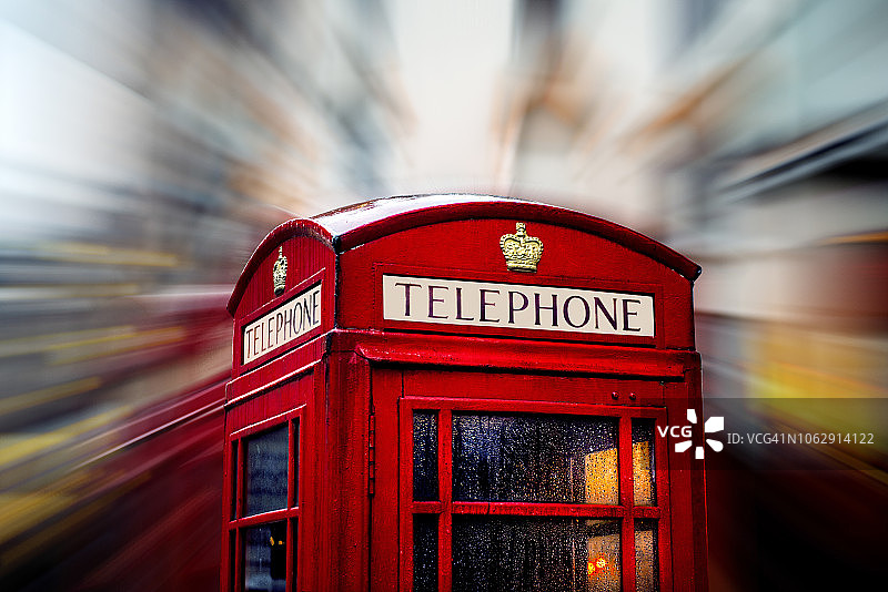 典型的英国红色公用电话亭，位于英国伦敦图片素材