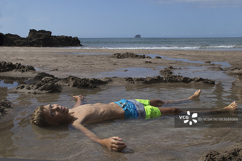 热水海滩，热水坑前的海，孩子休息在热水图片素材
