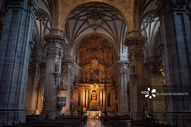 宽镜头的大教堂内部的圣玛丽合唱团图片素材