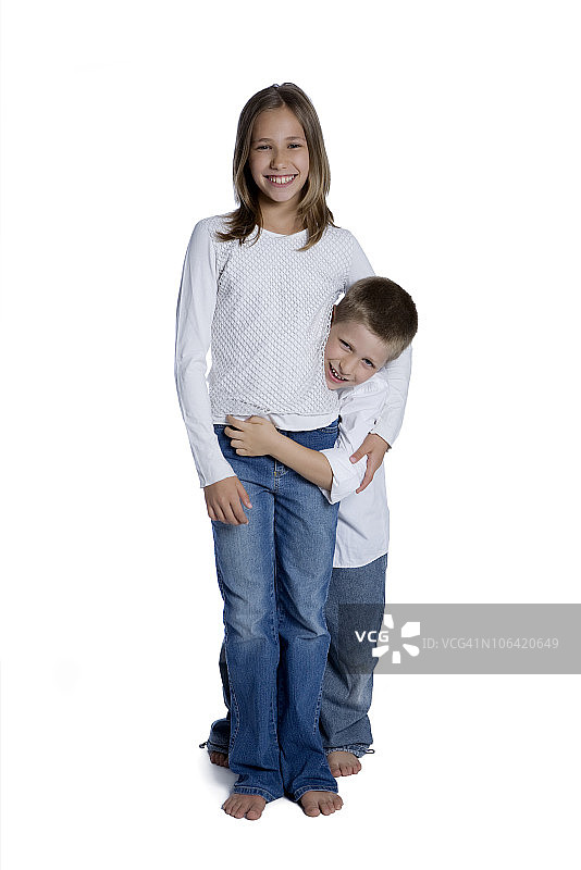 小男孩和小女孩拥抱在一起图片素材