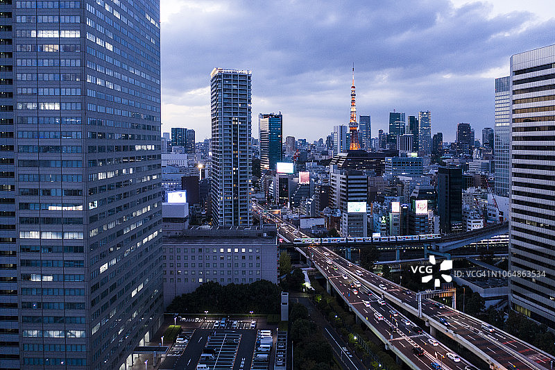 东京大都会的夜景，映入眼帘的是许多高楼林立的公寓。鸟瞰东京筑地。晚上的风景。图片素材