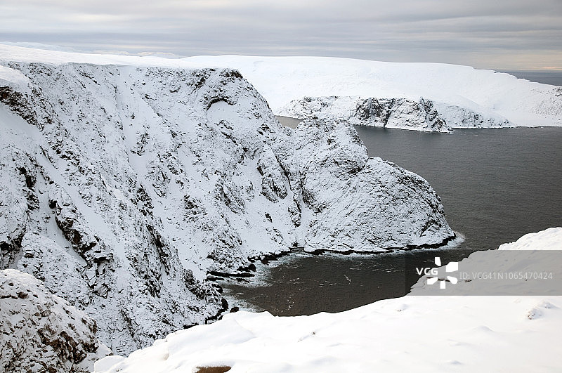 挪威北部北角的海湾和悬崖。图片素材