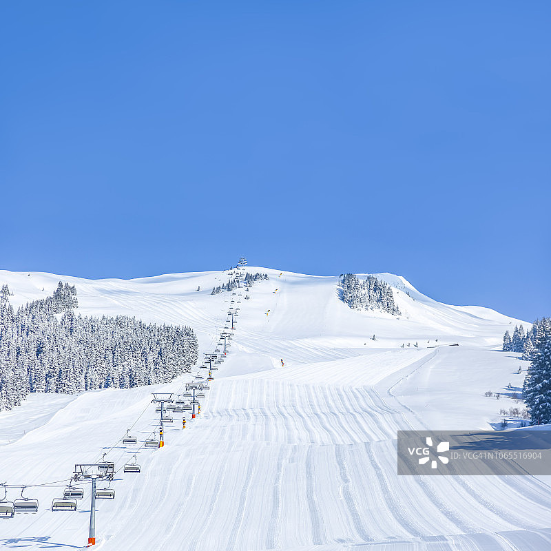 原生态的滑雪道，滑雪缆车，纯净的雪和蓝天。图片素材