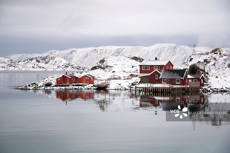 挪威北部北角附近的水湾和红色木制传统架空屋。图片素材