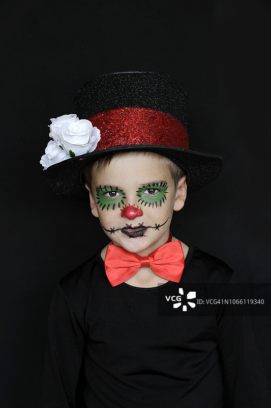 一个打扮成小丑的男孩的肖像图片素材