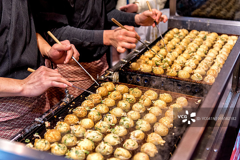 热锅烧章鱼烧的过程著名美食大阪日本街头小吃图片素材