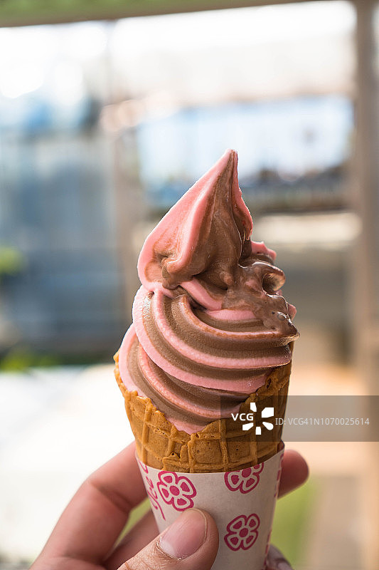草莓巧克力软冰淇淋图片素材