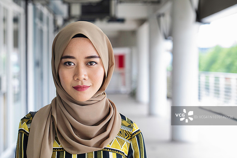 美丽年轻的穆斯林亚洲女性城市肖像图片素材