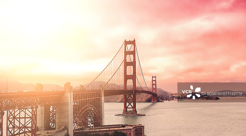 日落时分著名的金门大桥。美国旧金山图片素材