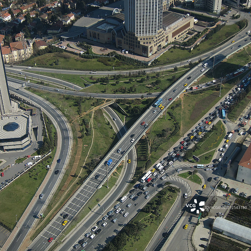 繁忙的高速公路立交上的交通图片素材