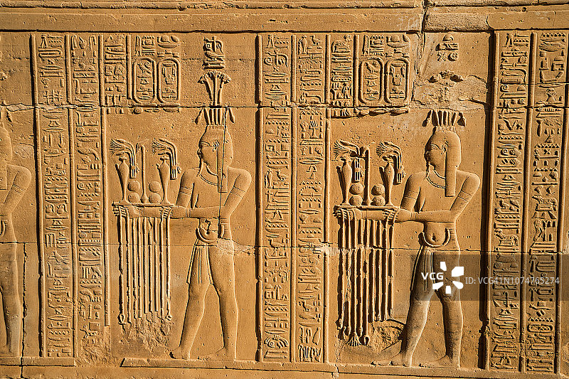 位于埃及北阿斯旺市的kom ombo神庙的埃及神和女神的沙石雕刻图片素材
