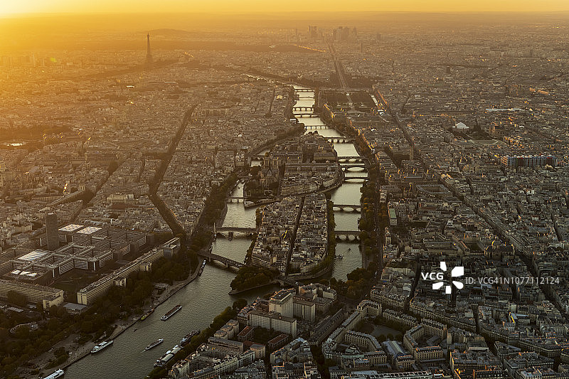 法国巴黎与埃菲尔铁塔的鸟瞰图，日落图片素材