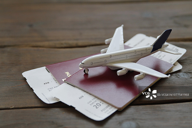 带护照的玩具飞机和机票预订。旅行的概念。图片素材
