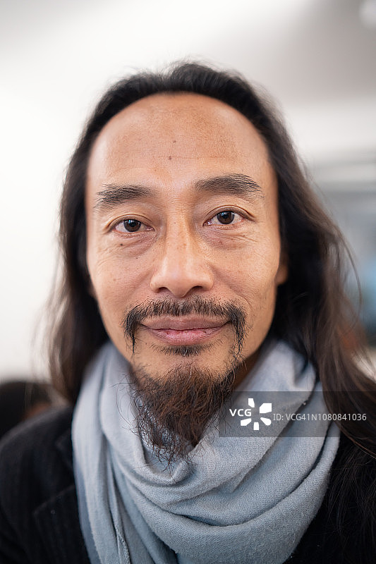 一个留着长发的中国男人的肖像图片素材