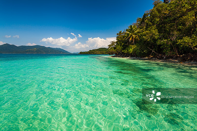美丽清澈的水在一个热带岛屿图片素材