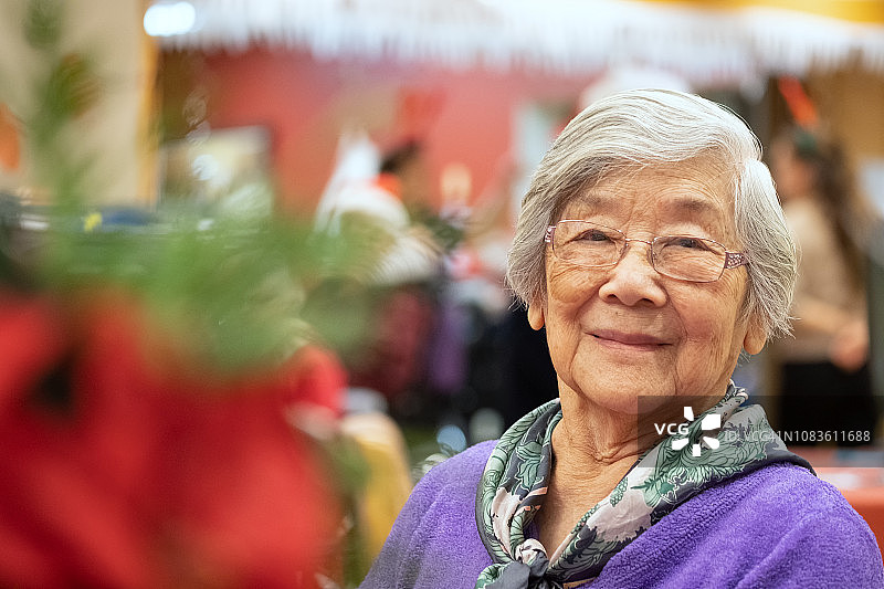 90岁高龄亚洲女性肖像，圣诞派对图片素材