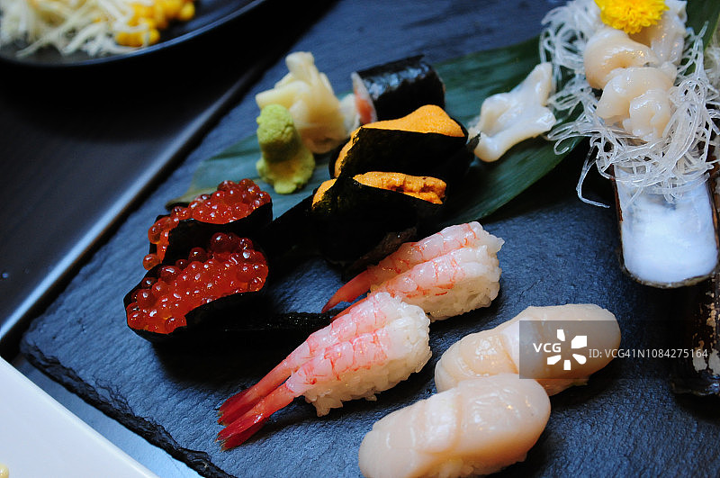 黑石板上的寿司卷和手握寿司图片素材