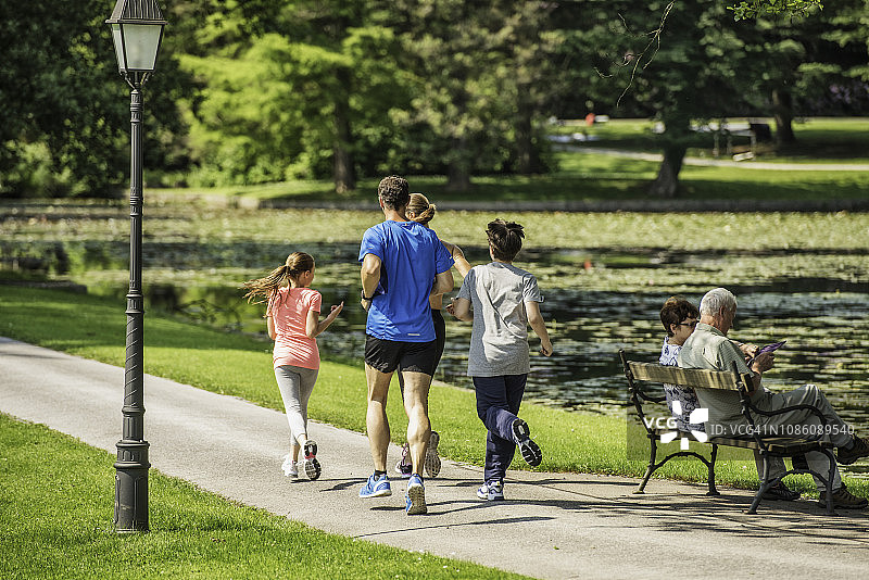 一家人去公园慢跑图片素材