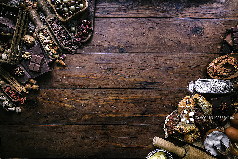 各种巧克力和家庭制作的饼干在老式风格的框架与复制空间图片素材