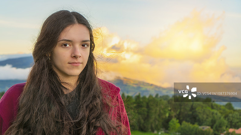 一个十几岁的女孩在哥斯达黎加的山上日落图片素材