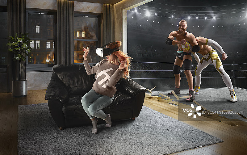 戴着VR眼镜的女人。虚拟现实与摔跤图片素材