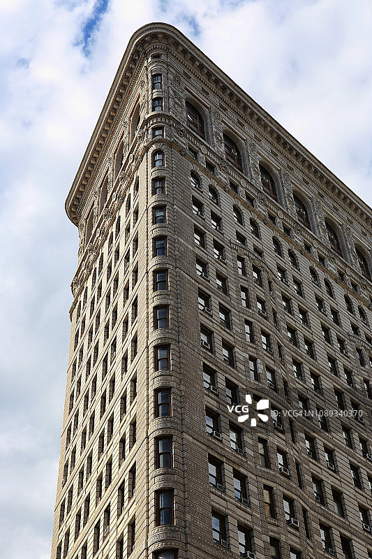 从下面俯瞰著名的熨斗大厦，位于由第五大道、百老汇和东22街组成的三角形街区，美国纽约市曼哈顿图片素材
