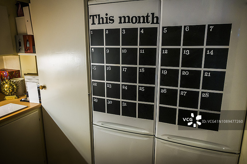 厨房冰箱的日历图片素材