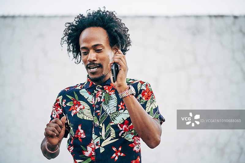手机上男人的肖像穿着带有花卉设计的衬衫图片素材