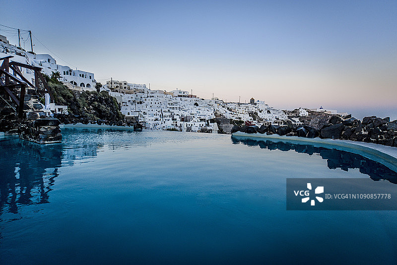 希腊圣托里尼岛伊亚市游泳池的晨景图片素材