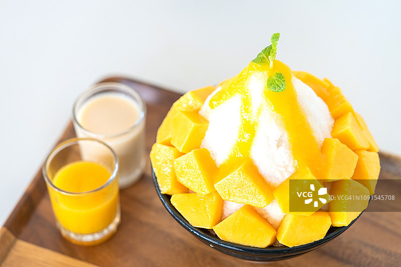 韩式牛奶刨冰加新鲜芒果。芒果bingsu图片素材
