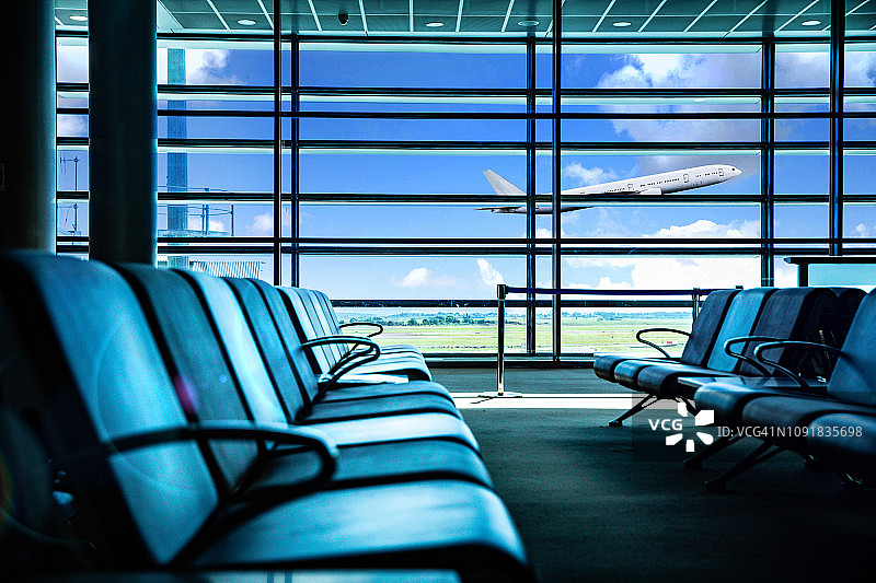 机场休息室和登机前的飞机图片素材