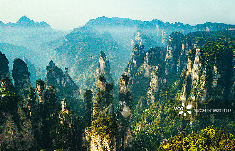 中国张家界国家森林公园的山脉图片素材