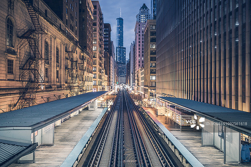 美国芝加哥的天际线和城市交通图片素材