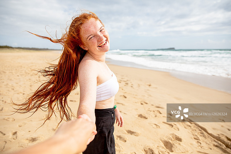 十几岁的朋友们在澳大利亚的海滩上玩耍、跑步、聊天，享受彼此的陪伴图片素材