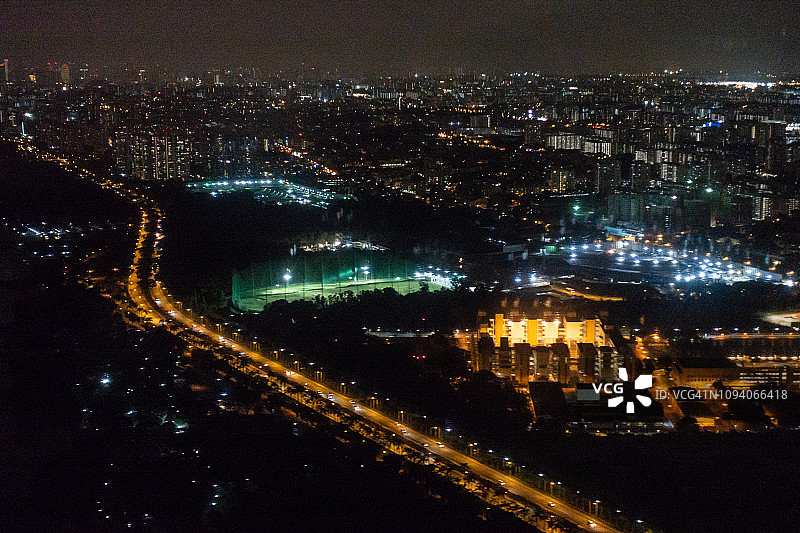 从飞机上俯瞰新加坡城郊的夜景图片素材