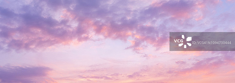 日落时天空中粉红色云彩的全景图片素材