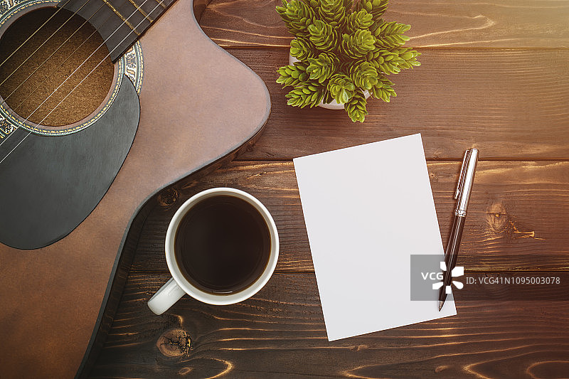 吉他，咖啡杯和空白白纸上的乡村木材图片素材