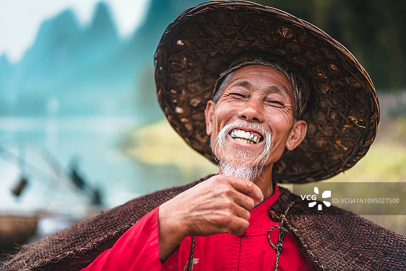 微笑的中国渔民图片素材