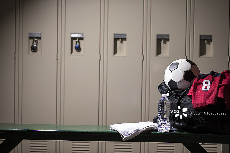 足球，学校体育馆更衣室的运动器材。图片素材