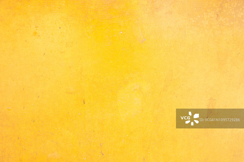 锈迹斑斑的黄色金属板。概念或隐喻墙横幅、材料、锈蚀或构造。钢墙与图案设计。生锈的金属板，纹理背景。图片素材