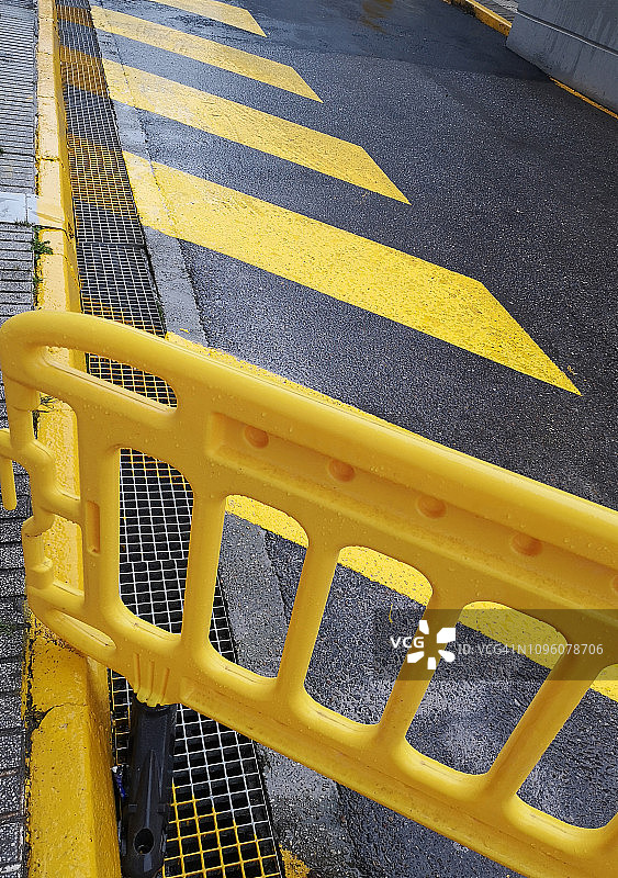 新油漆过的道路上的黄线图片素材