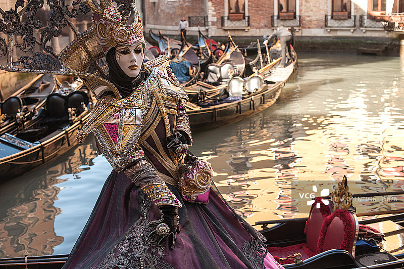威尼斯嘉年华上戴着神秘优雅面具的女人图片素材